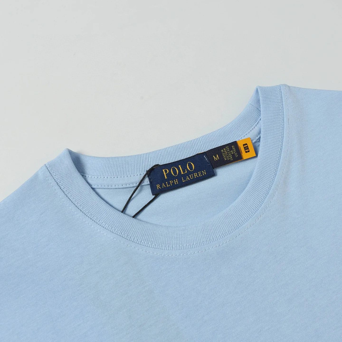 P126 Style number: 506 Ralph Lauren/Ralph Lauren 25ss summer new round-neck T-shirt with English letter embroidery. The main logo on the neck has a QR code mark, which can be scanned for verification. The detailed English letter logo embroidery is all high-density and made with imported Tajima machines, which distinguishes low-quality products on the market. 32 counts, 240g hydrophilic toner, 100% cotton fabric, comfortable and soft, highly breathable, focusing on high-end cost-effectiveness, needless to say good quality. Available in a variety of colors, both boys and girls can try this genderless style, giving them a yuppie tone in no time. Immerse yourself in your leisurely style, and have your own style in retro. Natural, vivid and very French romantic feelings, perfectly integrating youthful atmosphere and trend. Color: black, white, green, sky blue Size: S-xL S Shoulder width 44 Bust 104 Sleeve length 23 Clothing length 72 M Shoulder width 45 Bust 108 Sleeve length 24 Clothing length 74 L Shoulder width 46 Bust 112 Sleeve length 25 Clothing length 76 xL Shoulder width 47 Bust 116 Sleeve length 26 Clothing length 78